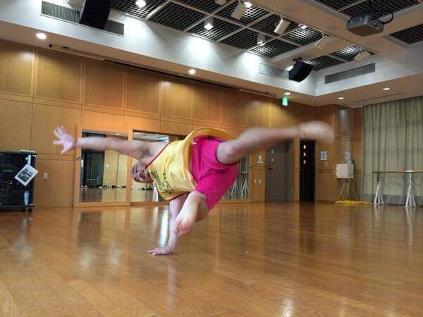 クロちゃんのダイナミック蹴り | カポエイラ・テンポ東京 TV雑誌など出演豊富な安心の教室