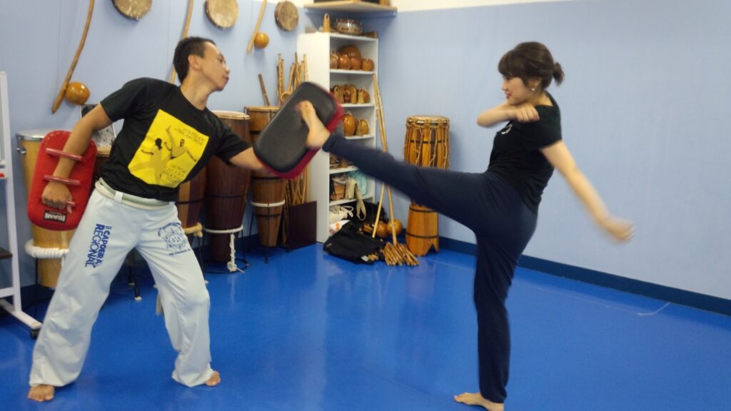カポエイラパーソナルレッスン | カポエイラ・テンポ東京 TV雑誌など出演豊富な安心の教室 カポエイラのキック