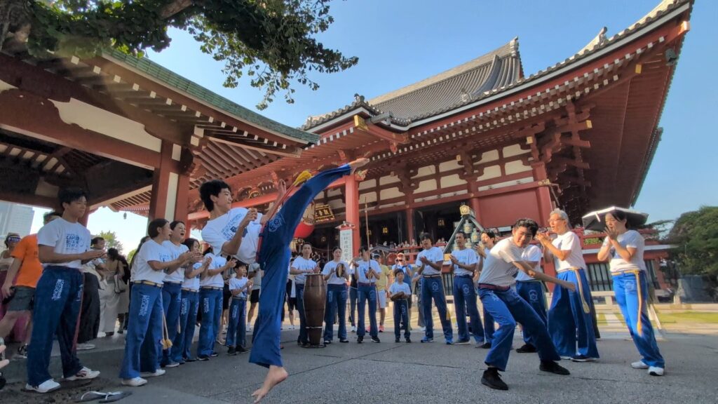 2025-09-02 210713-1 | カポエイラ・テンポ東京 TV雑誌など出演豊富な安心の教室 浅草寺でカポエイラパフォーマンス