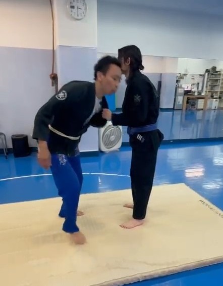 2025-05-20 163415-1 | カポエイラ・テンポ東京 TV雑誌など出演豊富な安心の教室 イス軸法柔術