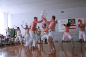 ブラジルから来た先生達がナタの打ち合いのダンスも披露！